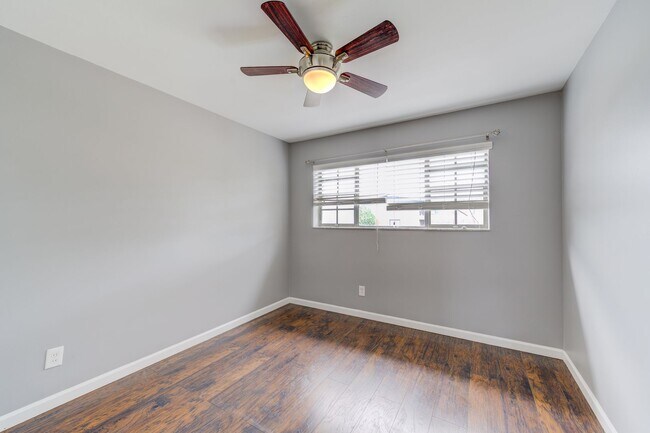 Building Photo - Gorgeous 2 Bedroom Condo with a Move-in Sp...