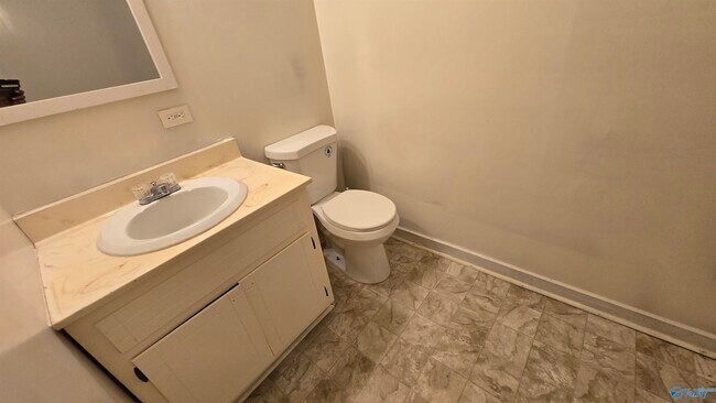 Building Photo - 2206 Glen Iris Cir NW