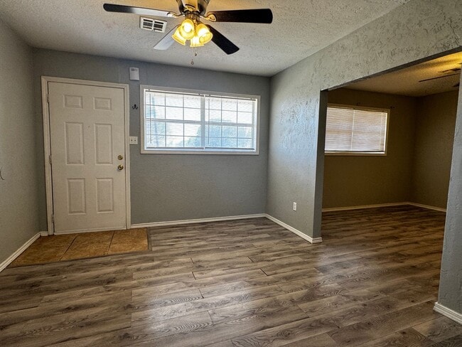 Building Photo - 3417 SW Crestview- Available now!