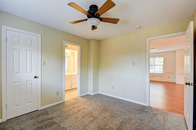 Building Photo - 11743 Riverview Dr