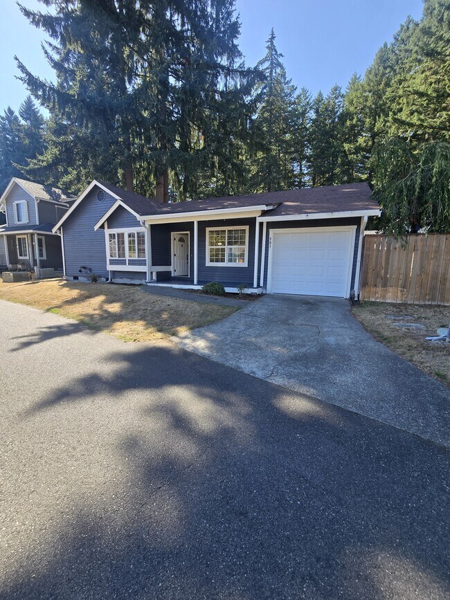 Building Photo - 581 Malibu Dr SE