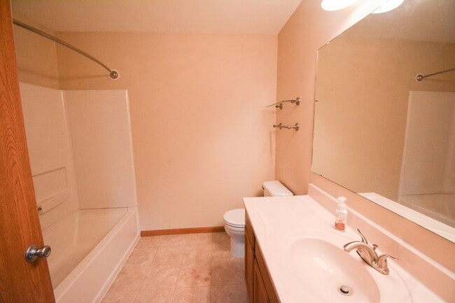 Building Photo - Beautiful 2 bed Condo In NE Rochester!