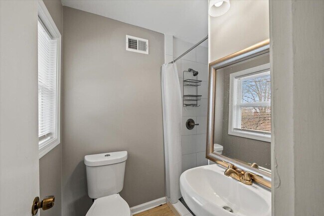 Building Photo - 1073 Ivy Rd