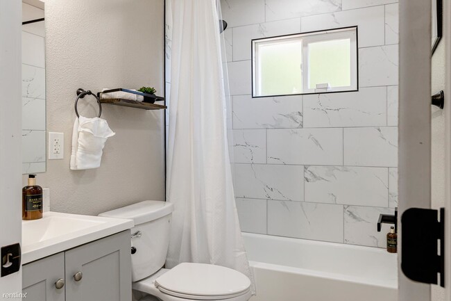Building Photo - 2 br, 1 bath Duplex - 3944 Apple Blossom W...