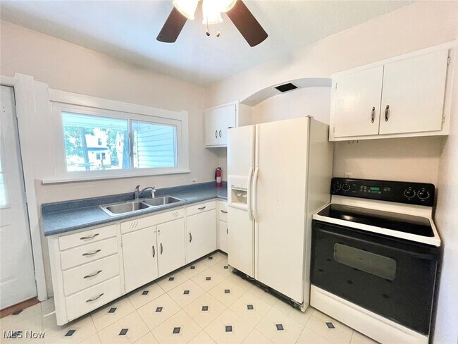 Building Photo - 218 Gates Ave