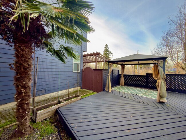 Building Photo - 20893 SW Edgemont St