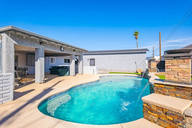 Building Photo - 2261 Sahara Dr