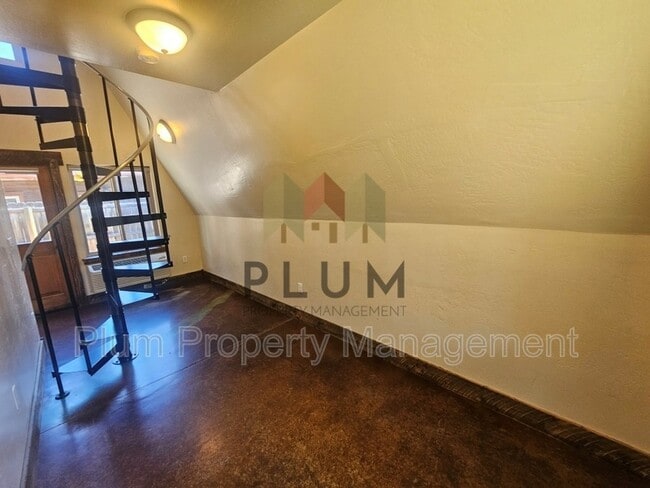 Building Photo - 213 Sommers St