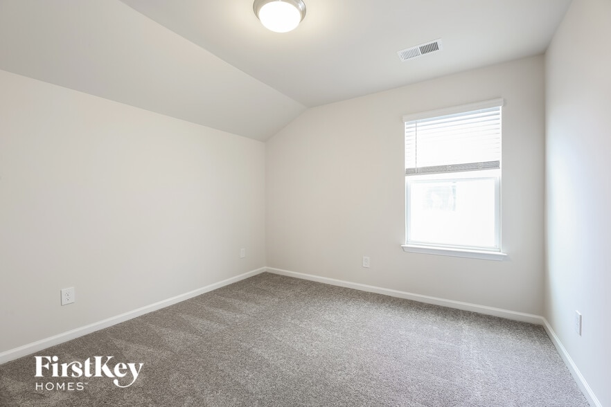 Building Photo - 586 Hillpark Ln