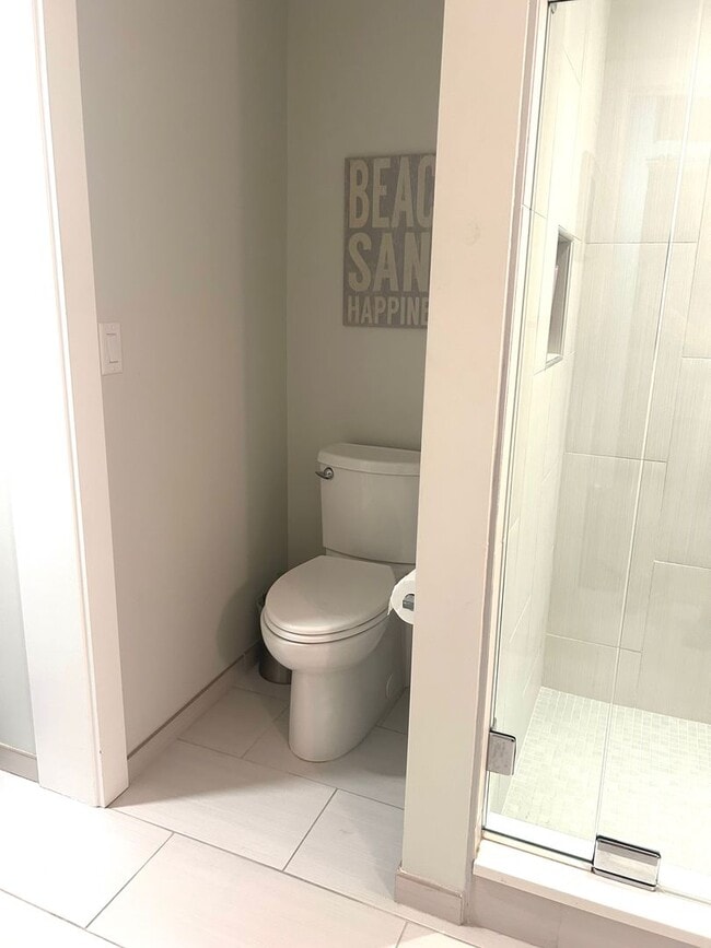 Building Photo - Gorgeous Fully Furnished 2BR/1BA Condo Ava...