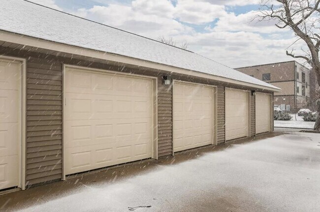 Building Photo - 1023 6th St SE