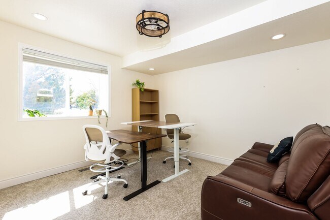 Building Photo - 6 Bed/6 Bathroom house in Riverton