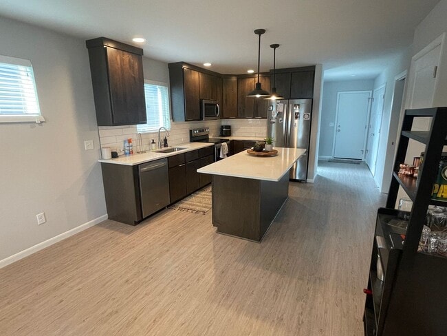 Building Photo - 2 bed / 2.5 bath townhouse in Fitchburg