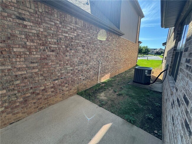 Building Photo - 1800 SW Riverstone Rd