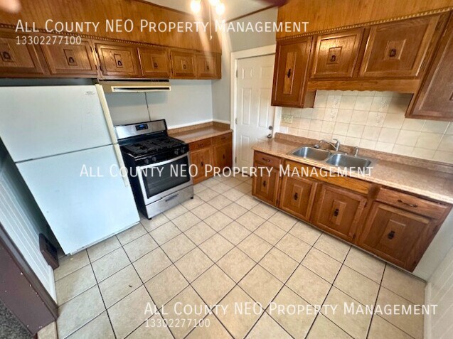 Building Photo - Cozy 2-Bedroom with Ample Storage and Char...