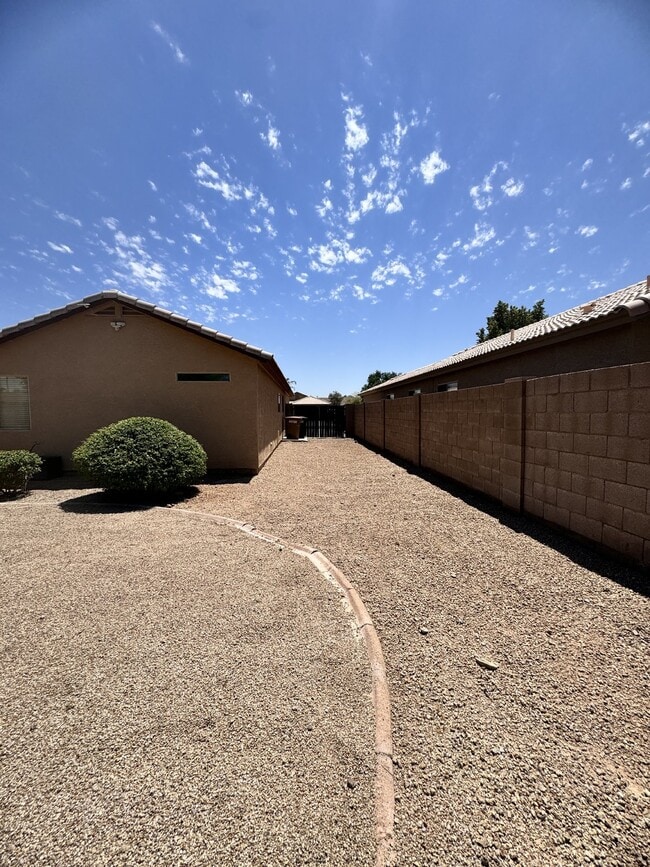 Building Photo - 9138 W Ross Ave