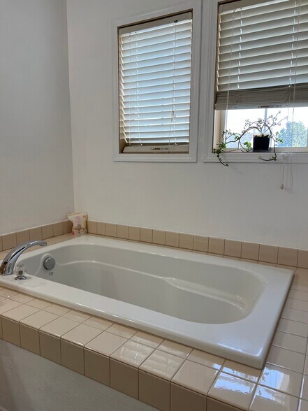 Tub in master bath - 2185 N P St