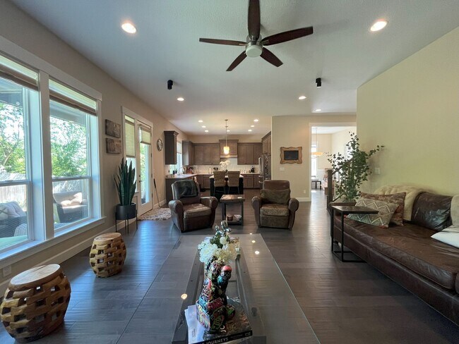 Building Photo - Expansive 4-Bedroom Home with Office, Ente...