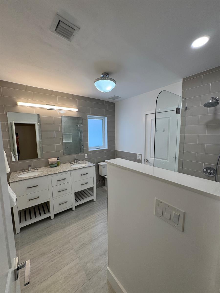 Building Photo - 5200 Riviera Dr