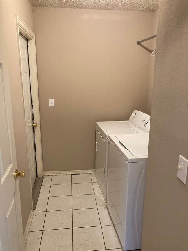 Building Photo - 3 Bedroom 2 Bath Extremely close to Wedington Exit !