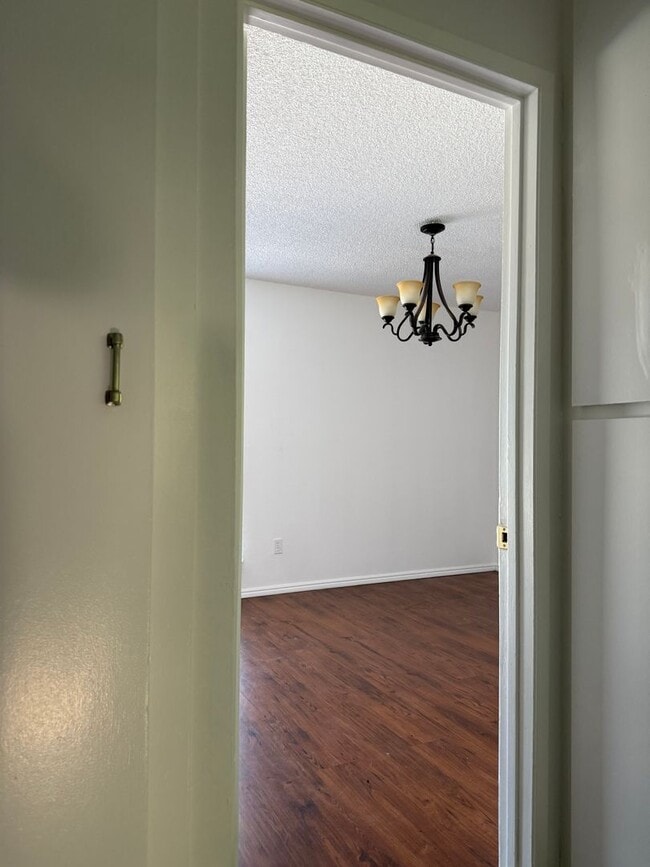 Building Photo - 2 Bed 1.5 Bath in Northridge