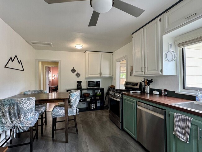 Building Photo - Beautiful 2 Bedroom Ranch Home Furnished o...