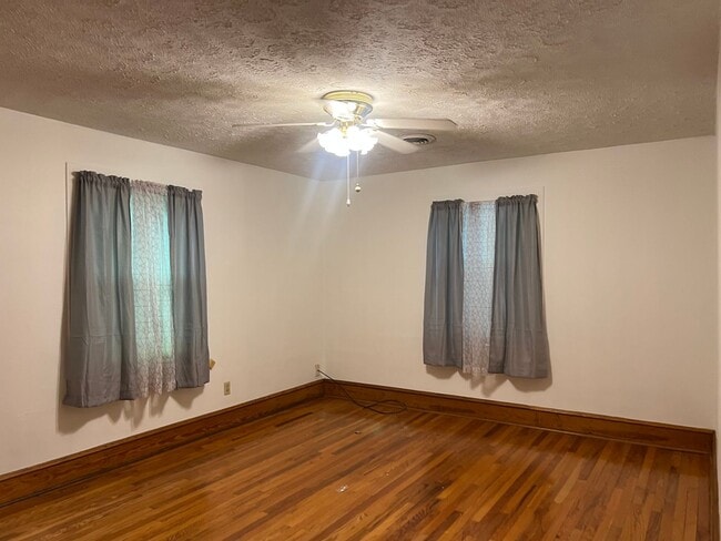 Building Photo - One Level Home! 3bed/1 bath with extra-lar...
