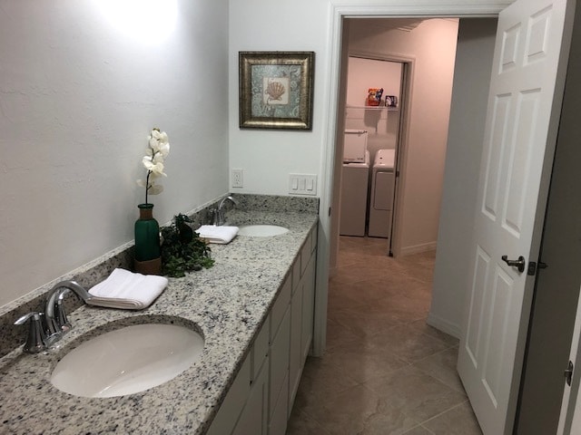 Master Bath - 43050 Greenway Blvd