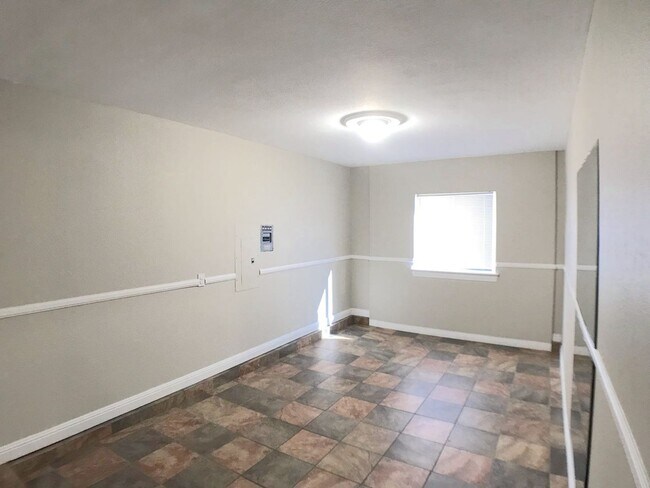 Building Photo - Stunning 4 bedroom in La Cueva area. Spacious layout. Refrigerated air! Extra Space!