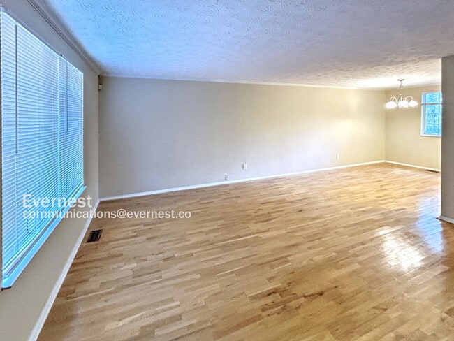 Building Photo - 493 Village Square Ct