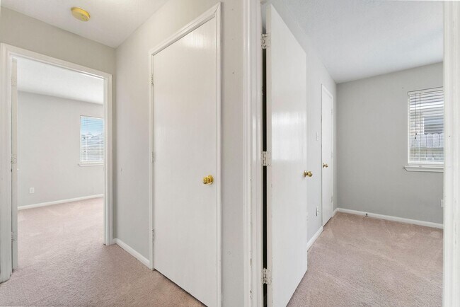 Building Photo - 2530 Fox River Ln