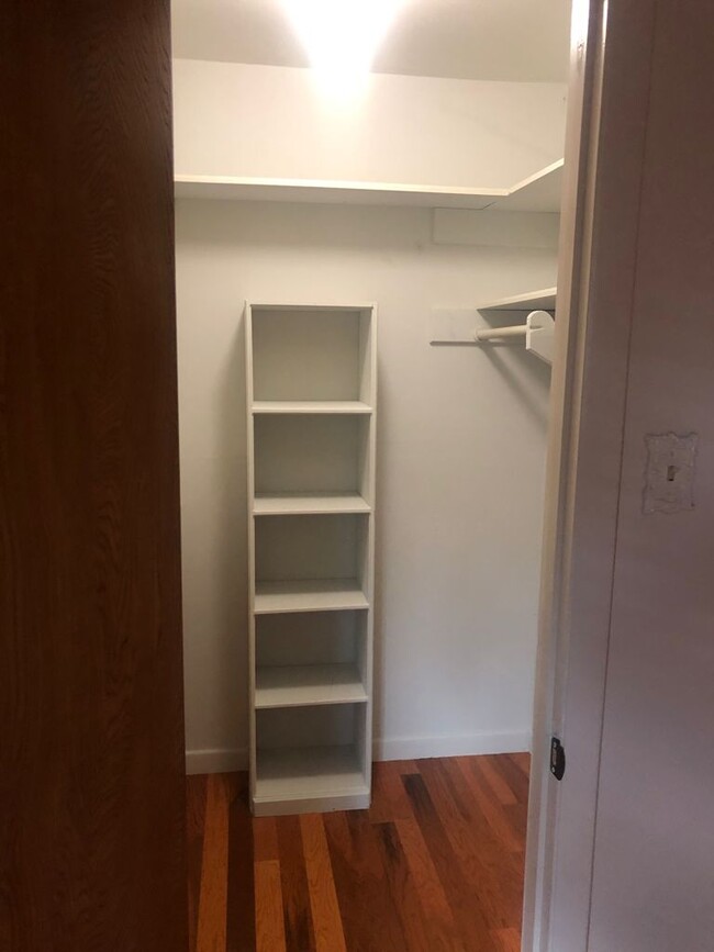 WALK IN CLOSET. (214)998-7076. Lucia - 9968 Brockbank Dr