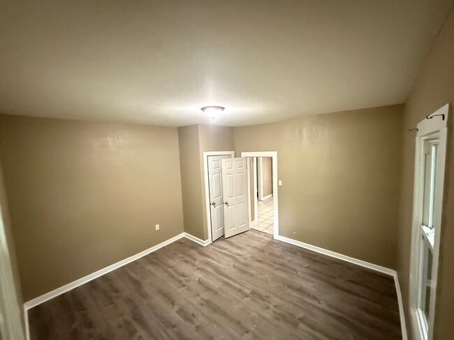 Building Photo - 1326 E Harper Ave