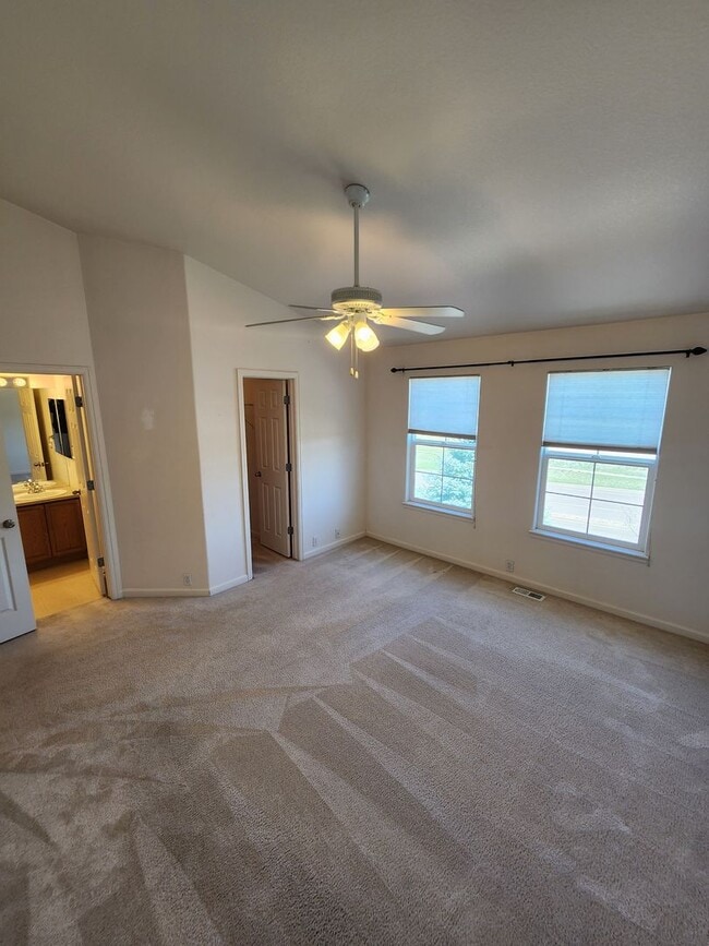 Building Photo - Beautiful Townhome