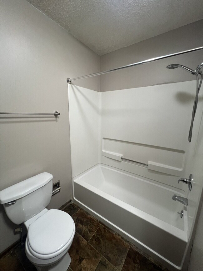 Building Photo - 2 Bedroom Duplex on South Side of Des Moin...