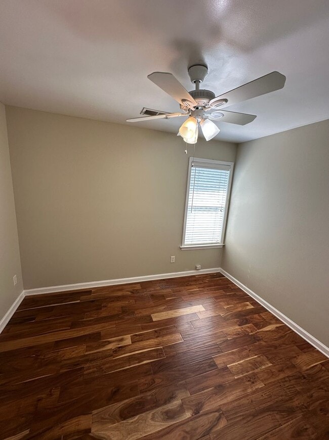 Building Photo - Beautiful 3br/2.5ba home in Harbor Town! Balcony off Primary Bedroom! Pets are owners approval, f...