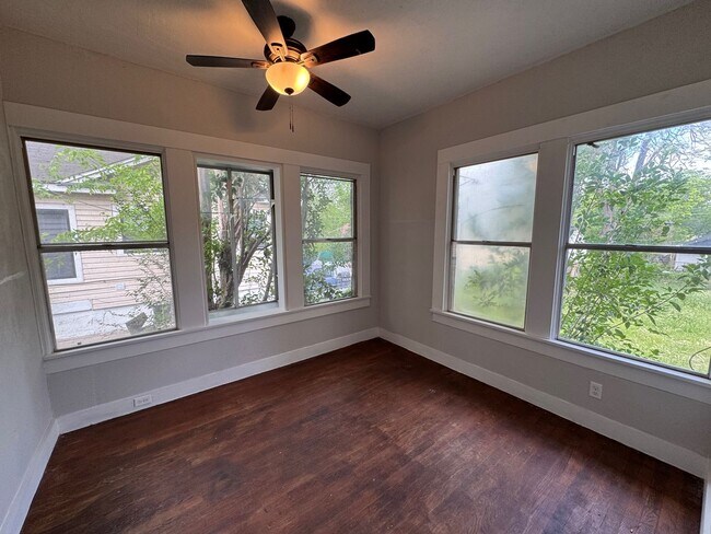 Building Photo - Updated Farm House in Central Waco
