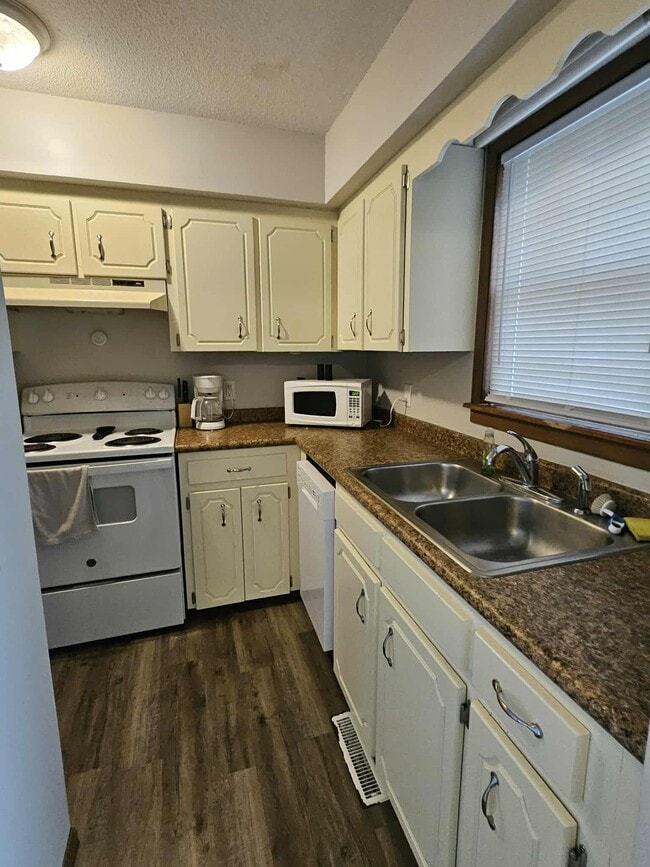 Building Photo - 201 Country Villa Ln