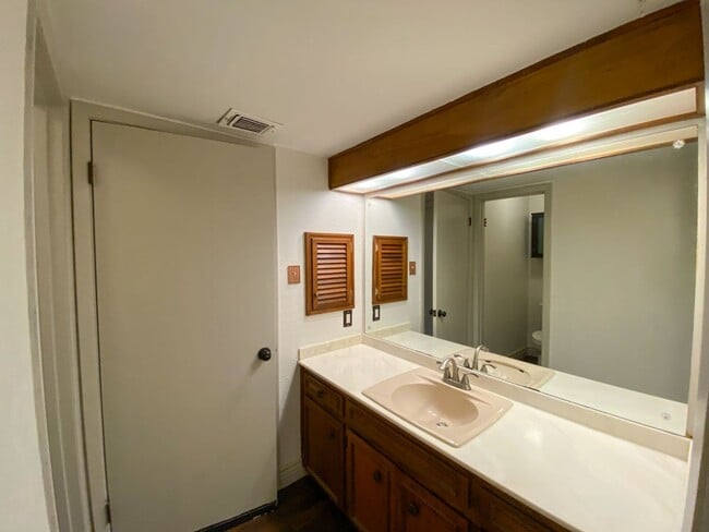 Building Photo - Beautiful Home Located in Thousand Oaks Move in Ready!