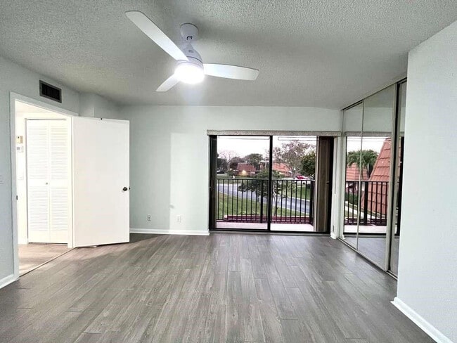 Building Photo - 12 Waterford Dr S