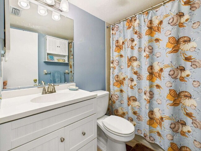 Building Photo - Furnished 2BR/2BA Pine Haven Condo with Pr...