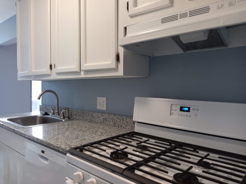 Kitchen - 10 Shrewsbury Green Dr