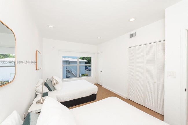 Building Photo - 9940 Collins Ave