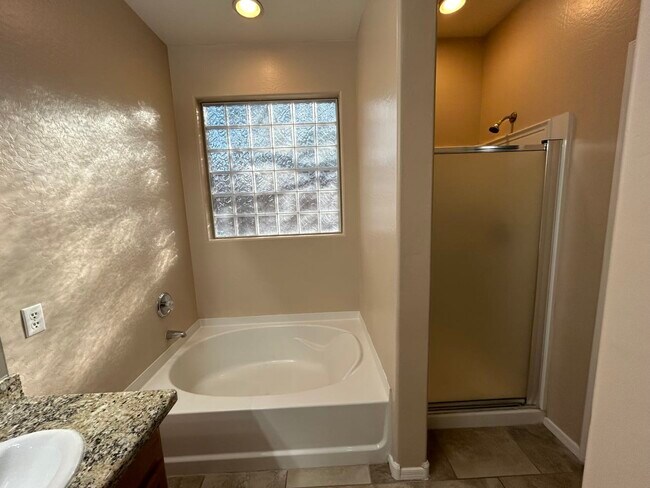 Building Photo - 6805 S 70th Dr