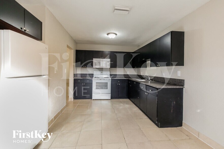 Building Photo - 3600 NW 40th Ct