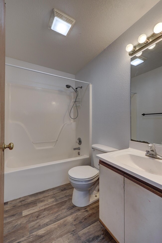 Building Photo - 627b S Walker St