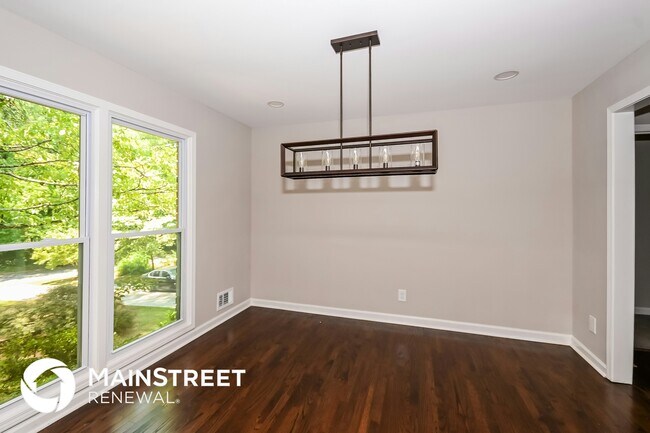 Building Photo - 2448 Kingsley Dr NE