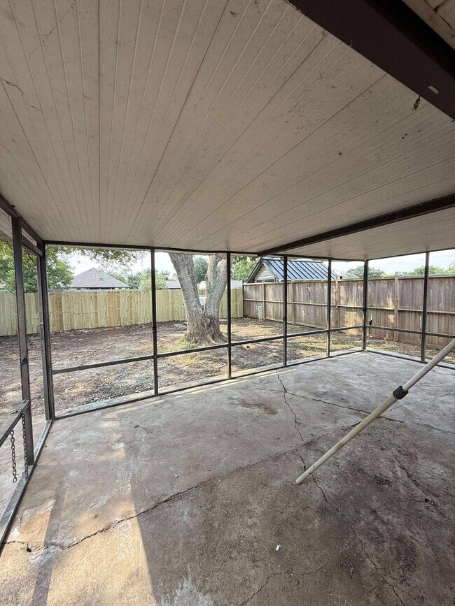Building Photo - 16210 Lazy Ridge Rd