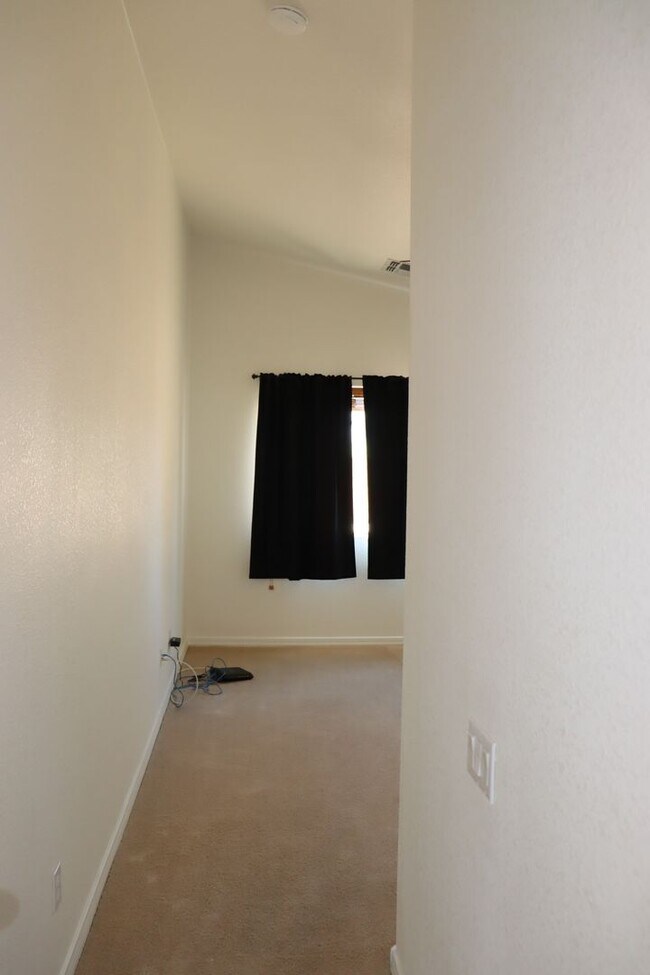 Building Photo - East Side 3 Bed 2 Bath Energy Efficient Pulte Home