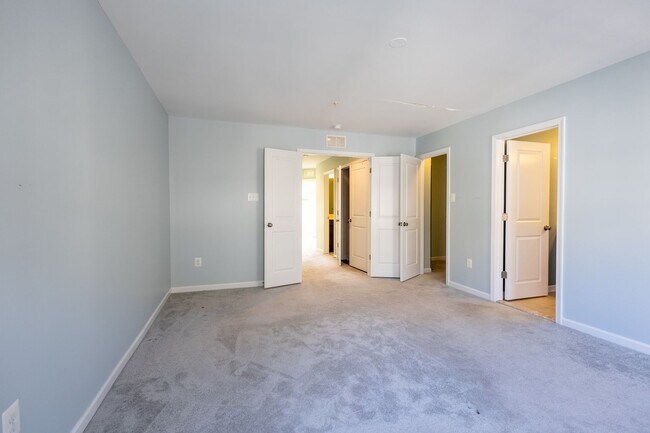 Building Photo - Lovely 3 BR/2.5 BA EOG Townhome in Glen Bu...